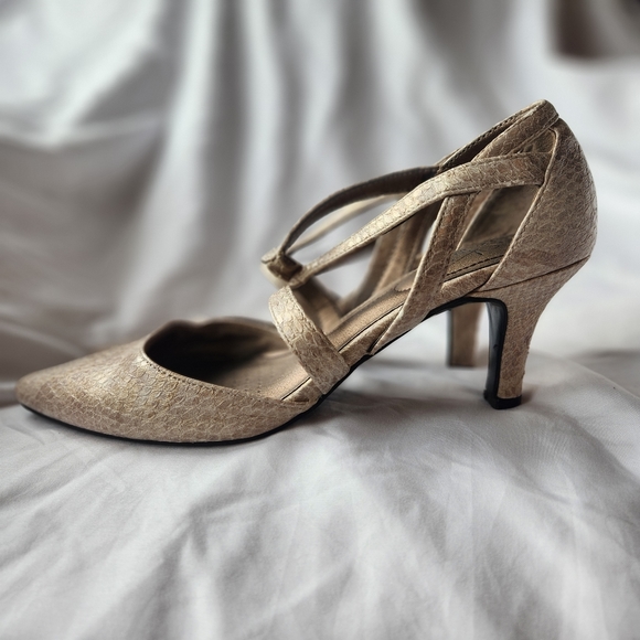 Life Stride Seamless Champagne/Gold Heels Size 7.5 - Picture 5 of 10
